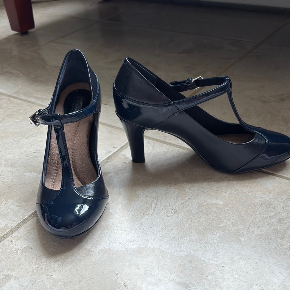 Giani Bernini Vineza T-Strap Maryjane Pumps. Navy blue patent and leather 6.5